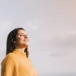 AnyConv.com__jovem-mulher-de-sorriso-que-esta-contra-o-ceu-que-olha-afastado AnyConv.com__jovem-mulher-de-sorriso-que-esta-contra-o-ceu-que-olha-afastado