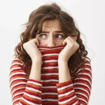 AnyConv.com__mulher-assustada-e-timida-olhando-para-esquerda-tremendo-e-escondendo-o-rosto-dentro-da-gola-sueter AnyConv.com__mulher-assustada-e-timida-olhando-para-esquerda-tremendo-e-escondendo-o-rosto-dentro-da-gola-sueter