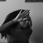 AnyConv.com__vista-frontal-linda-mulher-posando-dentro-de-casa AnyConv.com__vista-frontal-linda-mulher-posando-dentro-de-casa